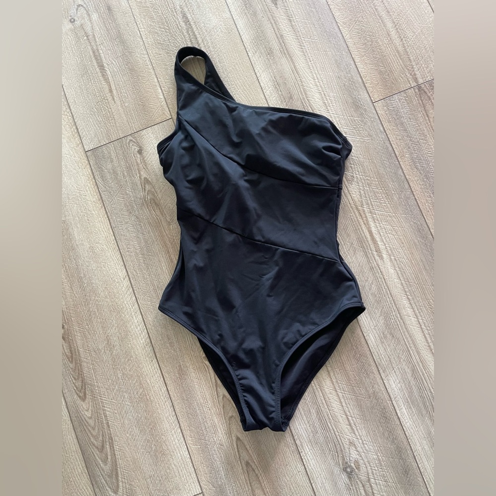 Elegant Black One-Shoulder Swimsuit